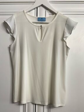 CeCe Size XS White Flutter Sleeve Blouse Crew Neck with Button + Keyhole Opening